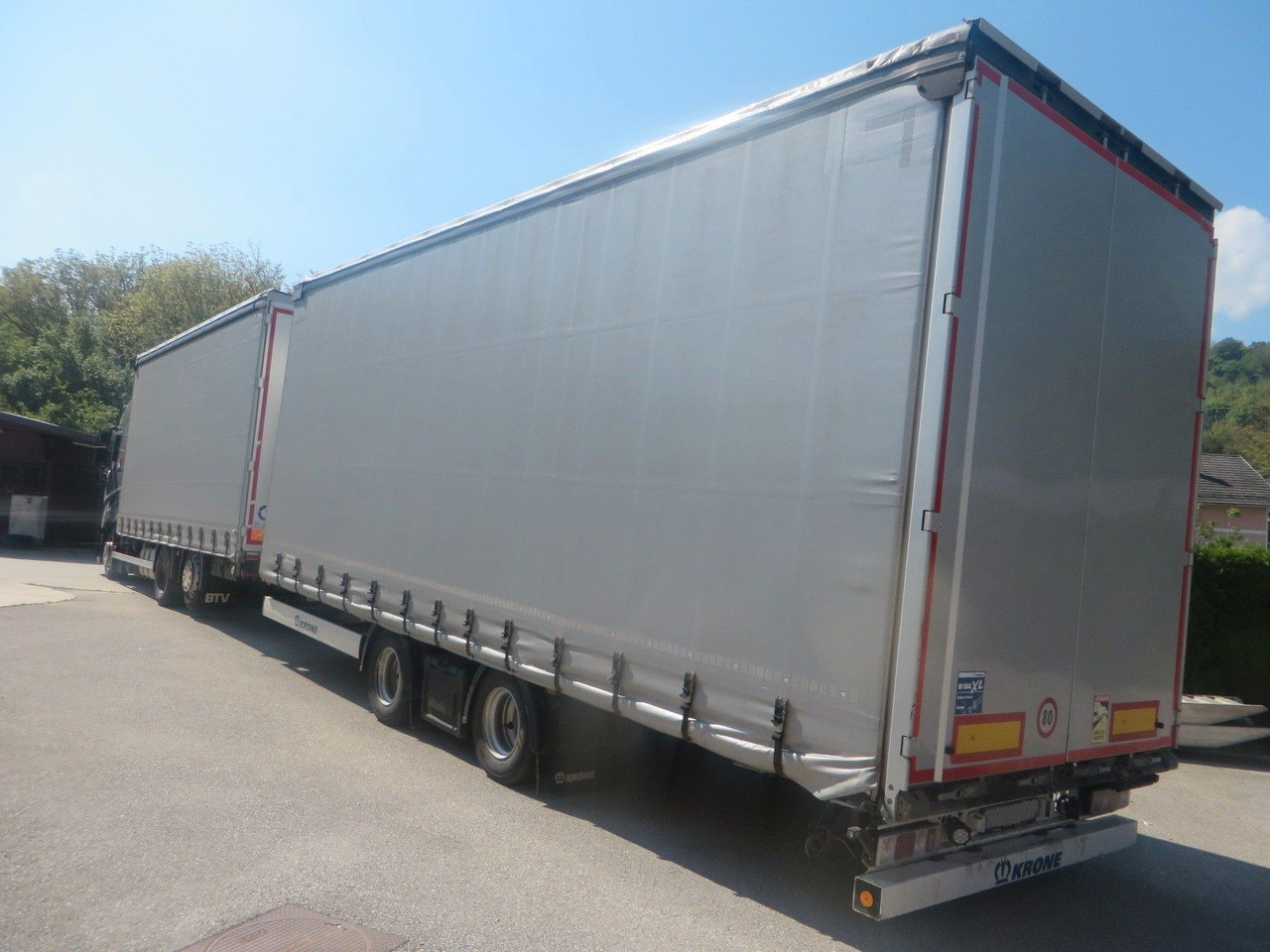Renault T480 SC 6x2 tandem jumbo 116m3 - Ponyvás teherautó: 4 kép. Renault T480 SC 6x2 tandem jumbo 116m3 - Ponyvás teherautó: 4 kép.