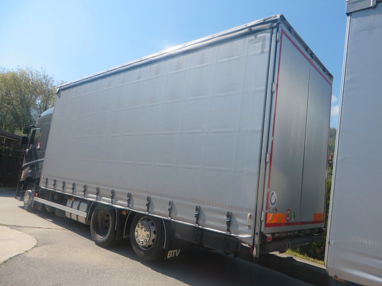 Renault T480 SC 6x2 tandem jumbo 116m3 - Ponyvás teherautó: 5 kép. Renault T480 SC 6x2 tandem jumbo 116m3 - Ponyvás teherautó: 5 kép.