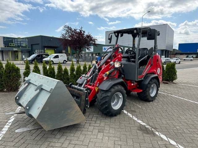 Weidemann 1390 - Gumikerekes homlokrakodó: 2 kép. Weidemann 1390 - Gumikerekes homlokrakodó: 2 kép.
