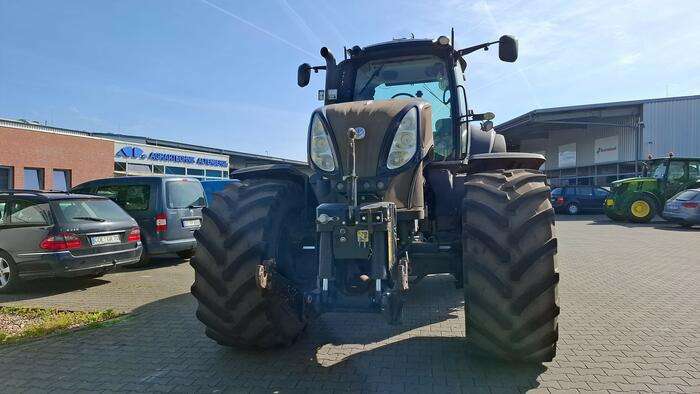 New Holland T8.275 - Traktor: 2 kép. New Holland T8.275 - Traktor: 2 kép.