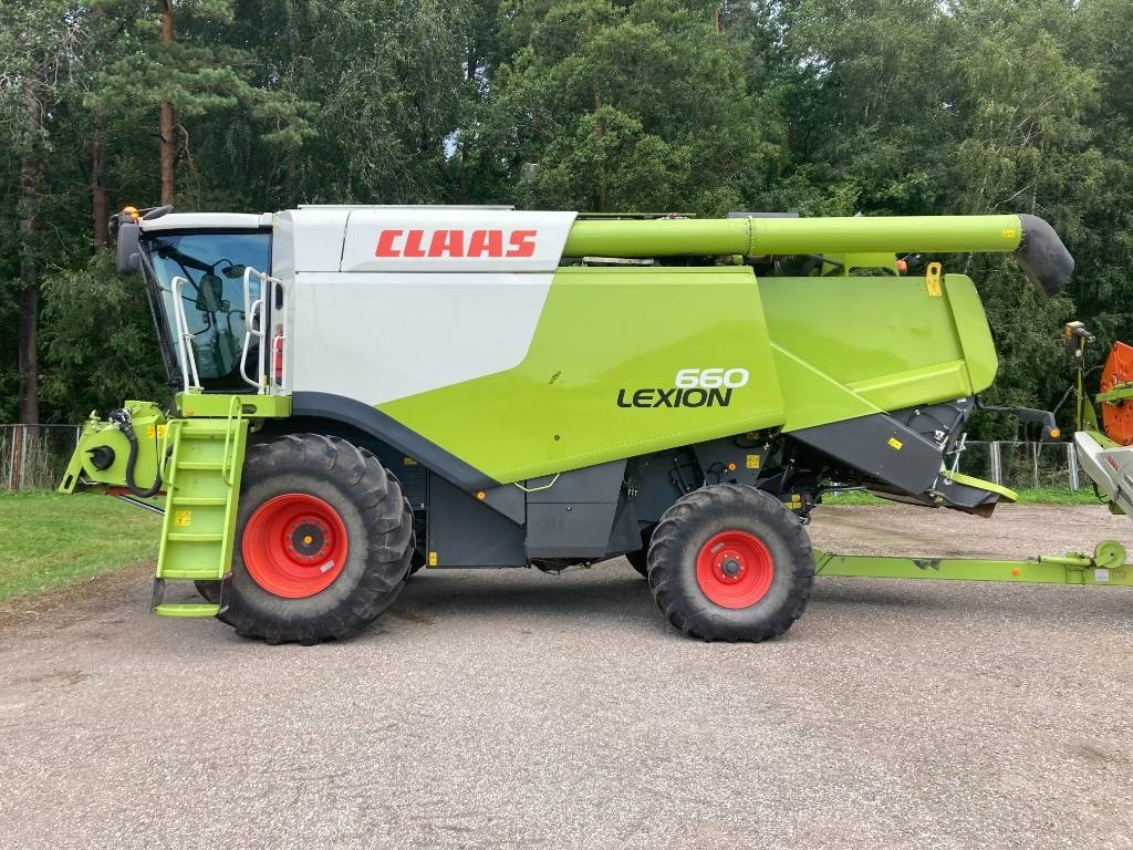 Claas Lexion 660 - Kombájn: 1 kép. Claas Lexion 660 - Kombájn: 1 kép.