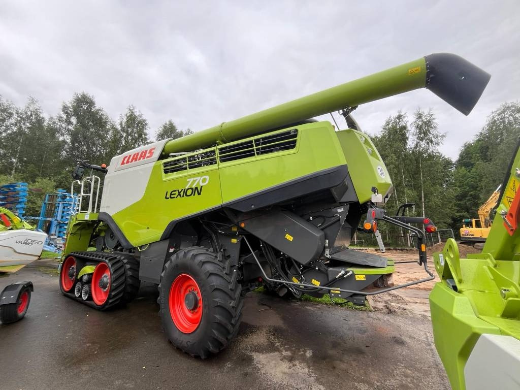 Claas Lexion 770 TT - Kombájn: 2 kép. Claas Lexion 770 TT - Kombájn: 2 kép.