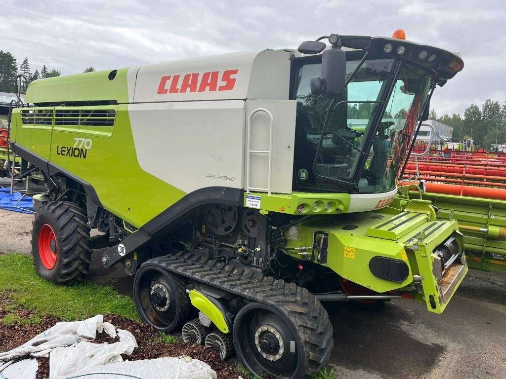 Claas Lexion 770 TT - Kombájn: 3 kép. Claas Lexion 770 TT - Kombájn: 3 kép.