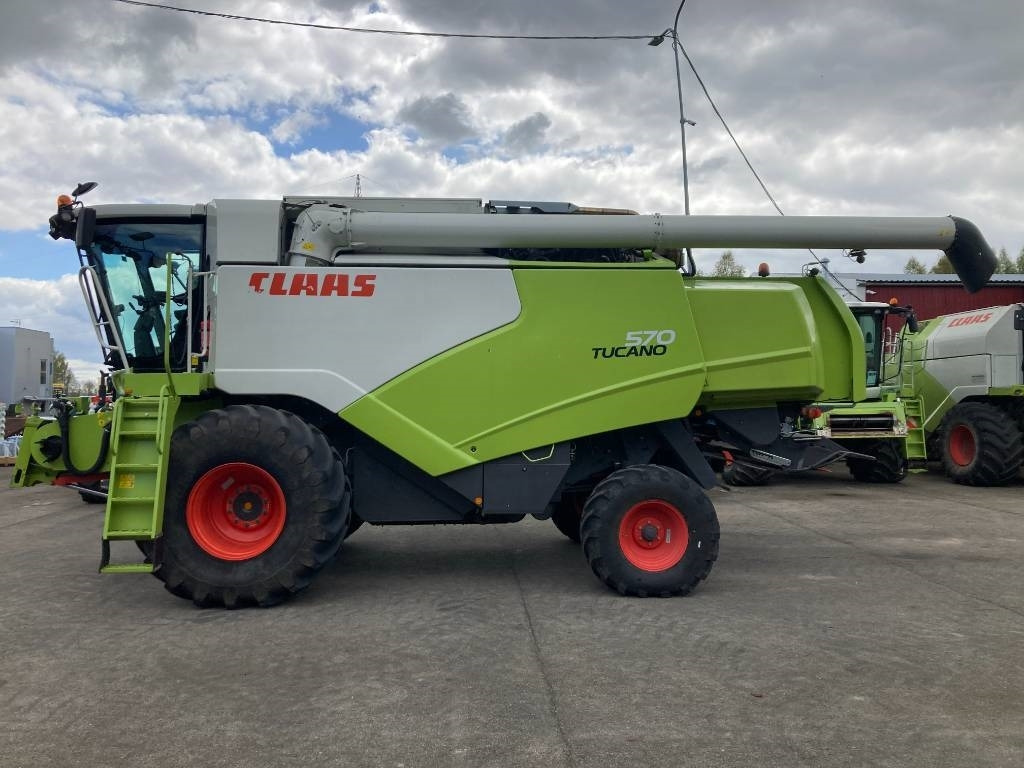 Claas Tucano 570 - Kombájn: 2 kép. Claas Tucano 570 - Kombájn: 2 kép.