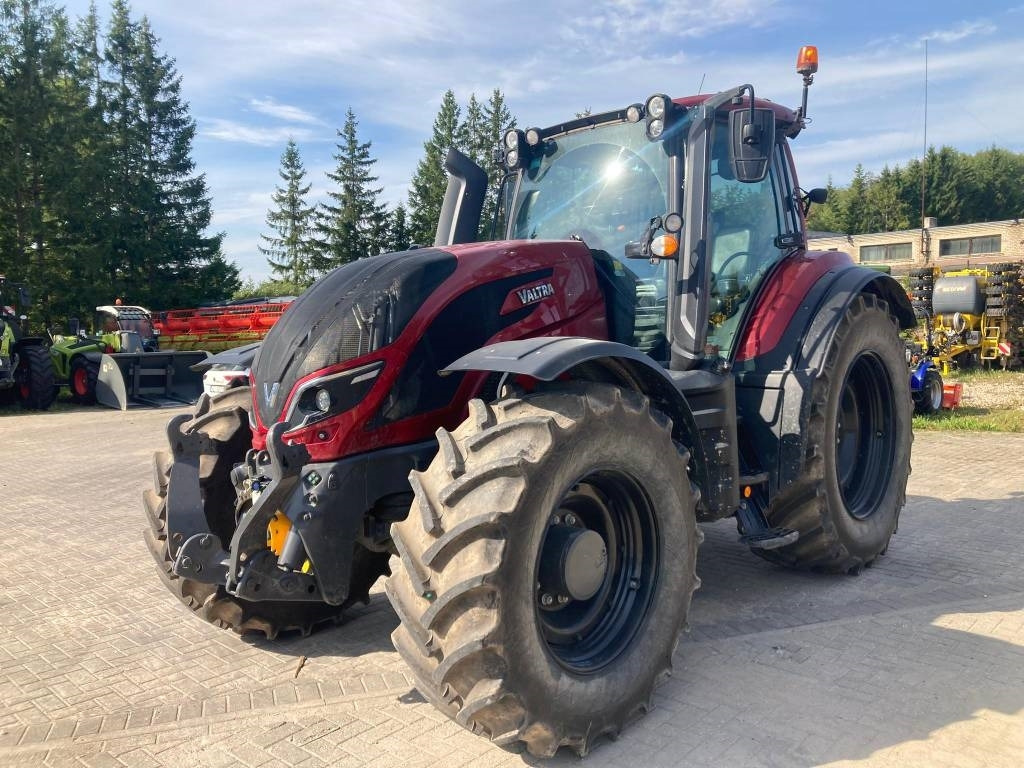Valtra T 254 V - Traktor: 1 kép. Valtra T 254 V - Traktor: 1 kép.