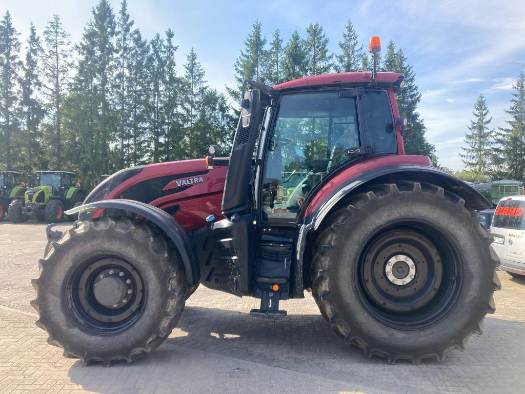 Valtra T 254 V - Traktor: 2 kép. Valtra T 254 V - Traktor: 2 kép.