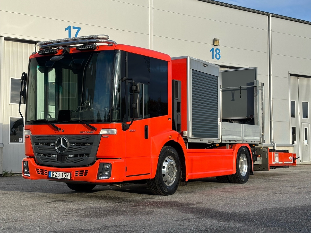 TMA-bil Mercedes-Benz Econic 1827 4x2 -2021 | Hiab-kran - Platós teherautó, Darus autó: 1 kép. TMA-bil Mercedes-Benz Econic 1827 4x2 -2021 | Hiab-kran - Platós teherautó, Darus autó: 1 kép.