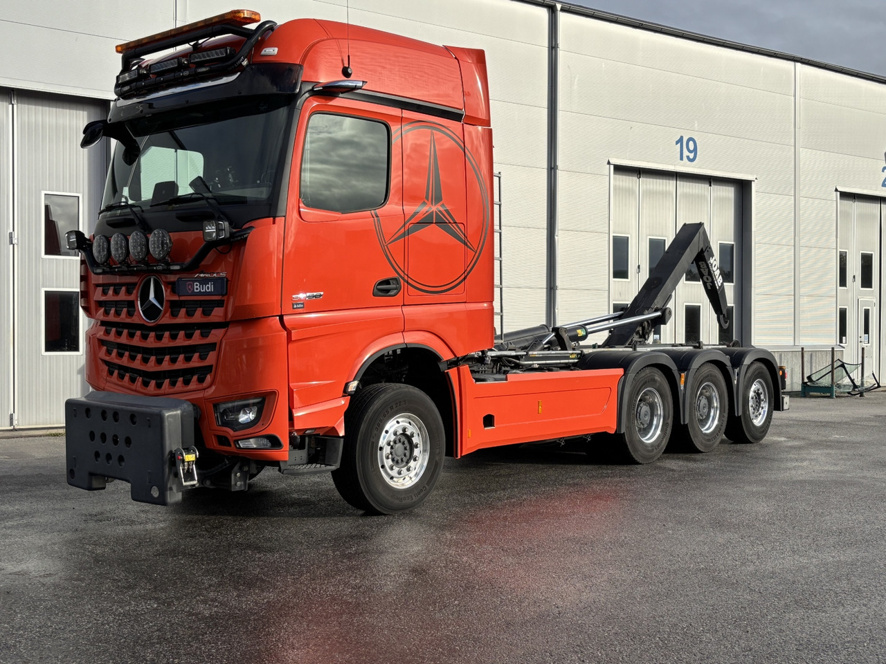 Tridemväxlare Mercedes-Benz Arocs 3758 -2023 | JOAB 24 ton | Plogutrustad - Horgos rakodó teherautó: 1 kép. Tridemväxlare Mercedes-Benz Arocs 3758 -2023 | JOAB 24 ton | Plogutrustad - Horgos rakodó teherautó: 1 kép.