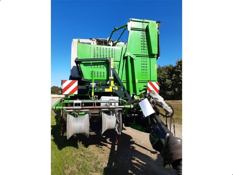 AVR
SPIRIT 9200 - Burgonyakombájn: 2 kép. AVR
SPIRIT 9200 - Burgonyakombájn: 2 kép.