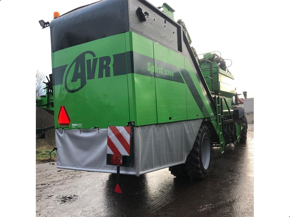 AVR
SPIRIT 9200 - Burgonyakombájn: 3 kép. AVR
SPIRIT 9200 - Burgonyakombájn: 3 kép.