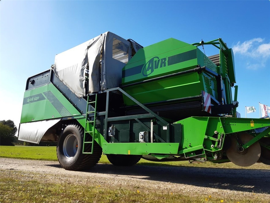 AVR
SPIRIT 9200 - Burgonyakombájn: 4 kép. AVR
SPIRIT 9200 - Burgonyakombájn: 4 kép.