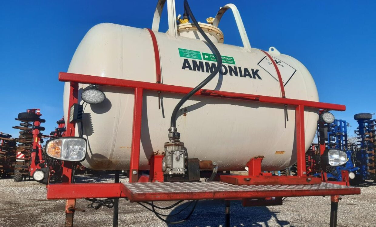 Agrodan Ammoniaktank 1200 kg - Műtrágyaszóró gép, Tároló tartály: 1 kép. Agrodan Ammoniaktank 1200 kg - Műtrágyaszóró gép, Tároló tartály: 1 kép.