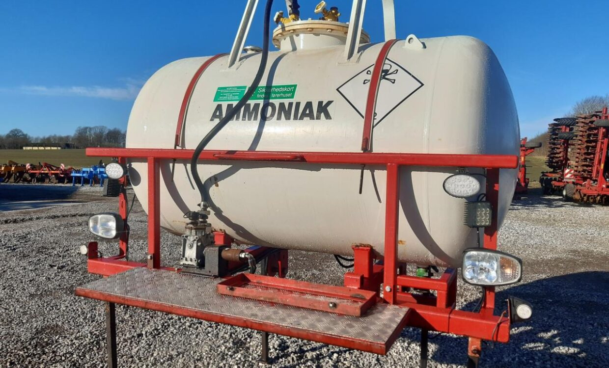 Agrodan Ammoniaktank 1200 kg - Műtrágyaszóró gép, Tároló tartály: 2 kép. Agrodan Ammoniaktank 1200 kg - Műtrágyaszóró gép, Tároló tartály: 2 kép.