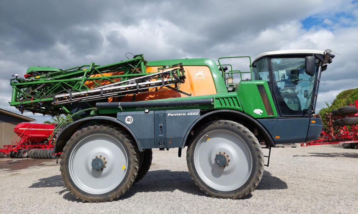 Amazone Pantera 4502 30-24m - Önjáró permetező: 2 kép. Amazone Pantera 4502 30-24m - Önjáró permetező: 2 kép.