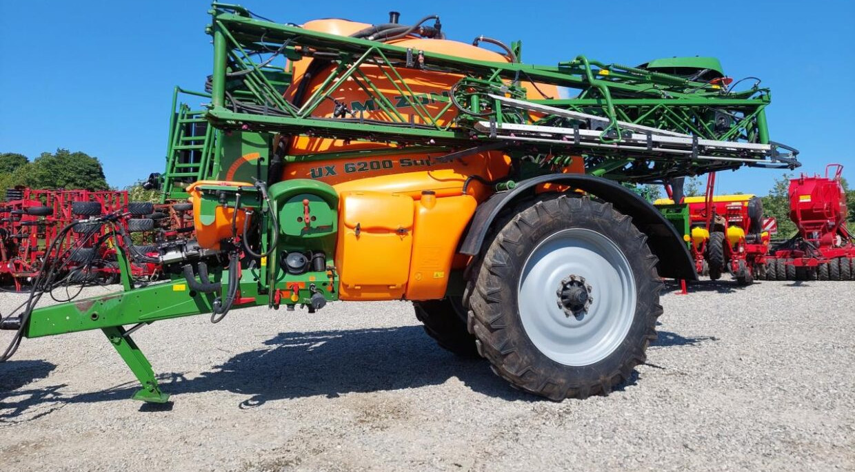 Amazone UX 6200 SUPER - 36-30-24m - Vontatott permetezők: 1 kép. Amazone UX 6200 SUPER - 36-30-24m - Vontatott permetezők: 1 kép.