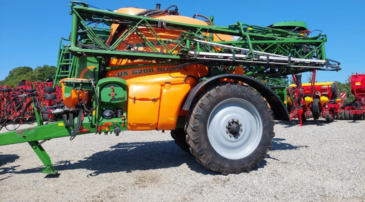 Amazone UX 6200 SUPER - 36-30-24m - Vontatott permetezők: 3 kép. Amazone UX 6200 SUPER - 36-30-24m - Vontatott permetezők: 3 kép.