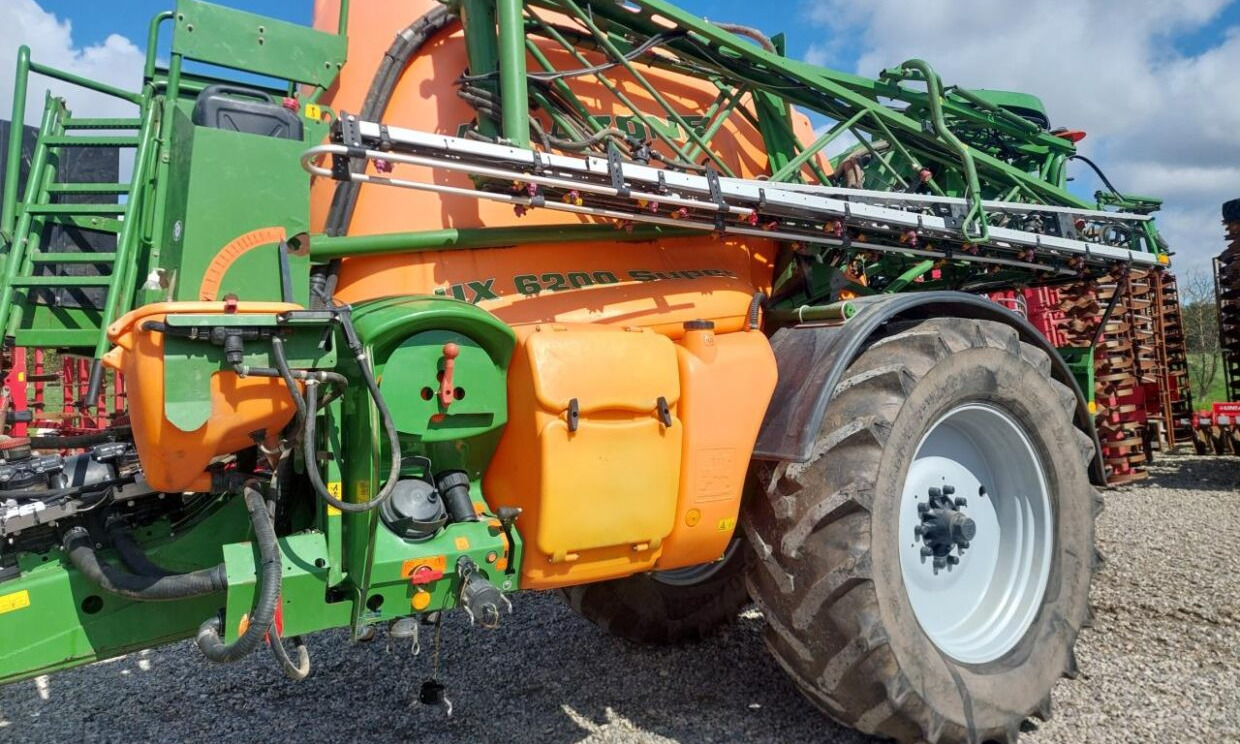Amazone UX 6200 Super 28-30 M - Vontatott permetezők: 5 kép. Amazone UX 6200 Super 28-30 M - Vontatott permetezők: 5 kép.