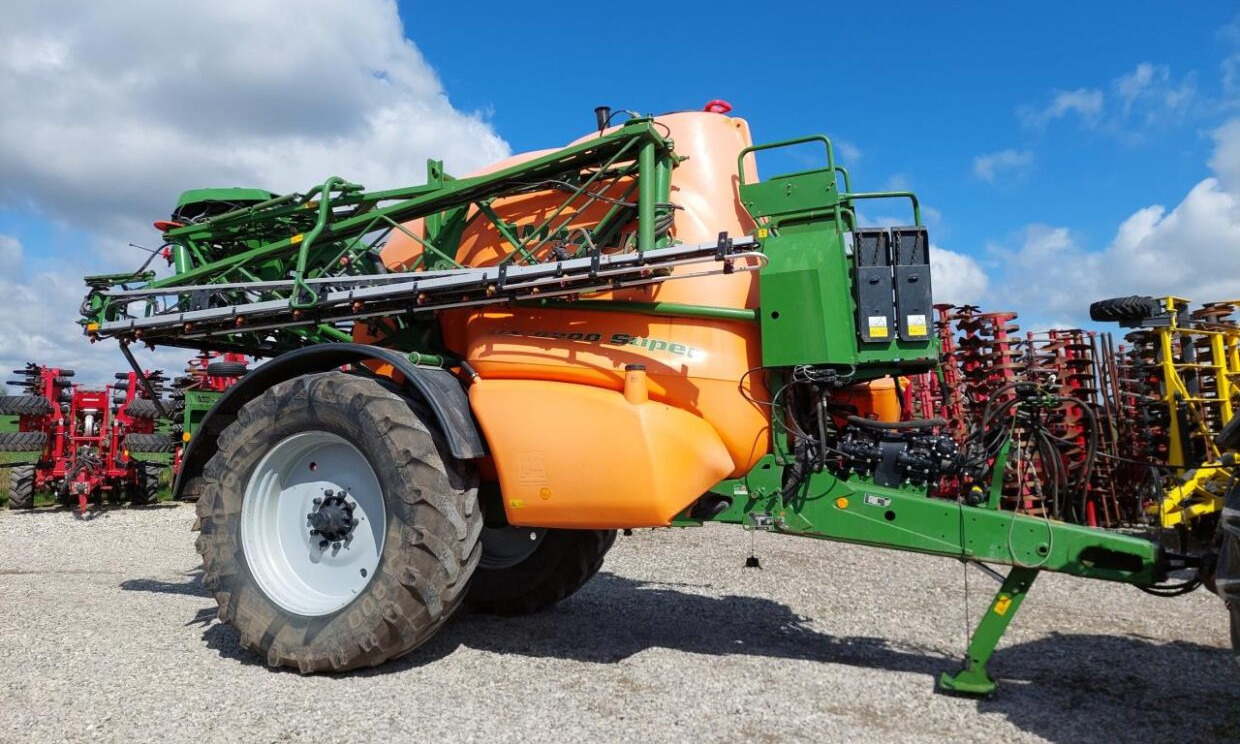 Amazone UX 6200 Super 28-30 M - Vontatott permetezők: 2 kép. Amazone UX 6200 Super 28-30 M - Vontatott permetezők: 2 kép.