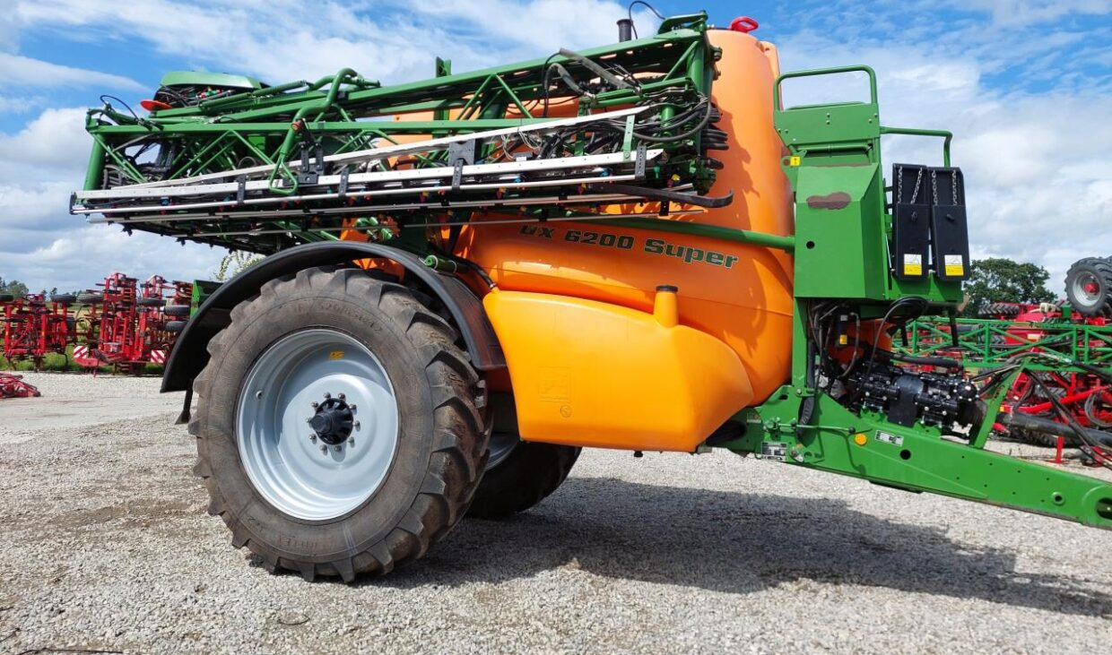 Amazone UX 6200 Super- 36m m GPS - Vontatott permetezők: 1 kép. Amazone UX 6200 Super- 36m m GPS - Vontatott permetezők: 1 kép.