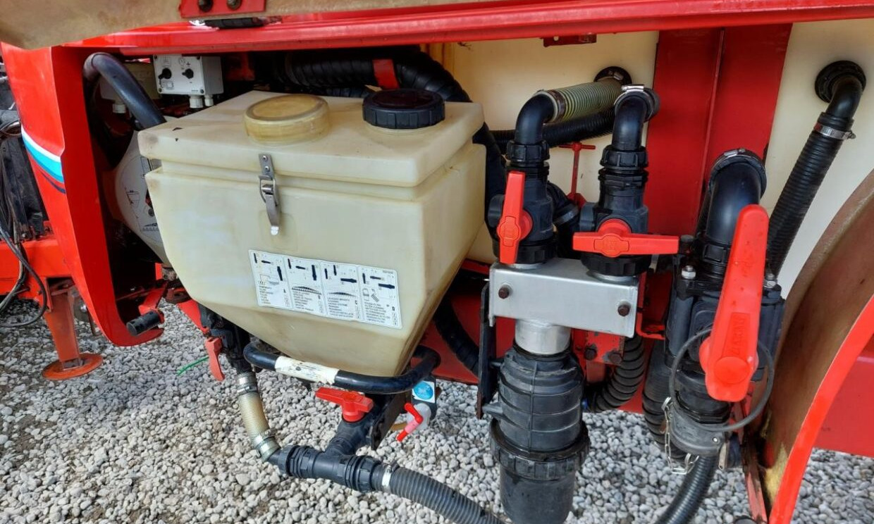 Bargam Compact 6200 - 24-36m med GPS - Vontatott permetezők: 4 kép. Bargam Compact 6200 - 24-36m med GPS - Vontatott permetezők: 4 kép.