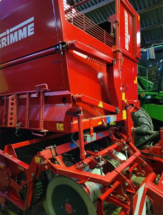 Grimme SE 170-60 XL - Burgonyakombájn: 3 kép. Grimme SE 170-60 XL - Burgonyakombájn: 3 kép.