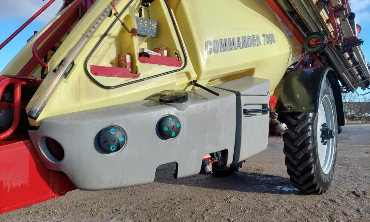 Hardi Commander 7000i - 36 m Twin - Vontatott permetezők: 5 kép. Hardi Commander 7000i - 36 m Twin - Vontatott permetezők: 5 kép.