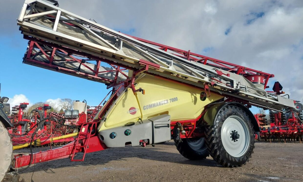 Hardi Commander 7000i - 36 m Twin - Vontatott permetezők: 1 kép. Hardi Commander 7000i - 36 m Twin - Vontatott permetezők: 1 kép.