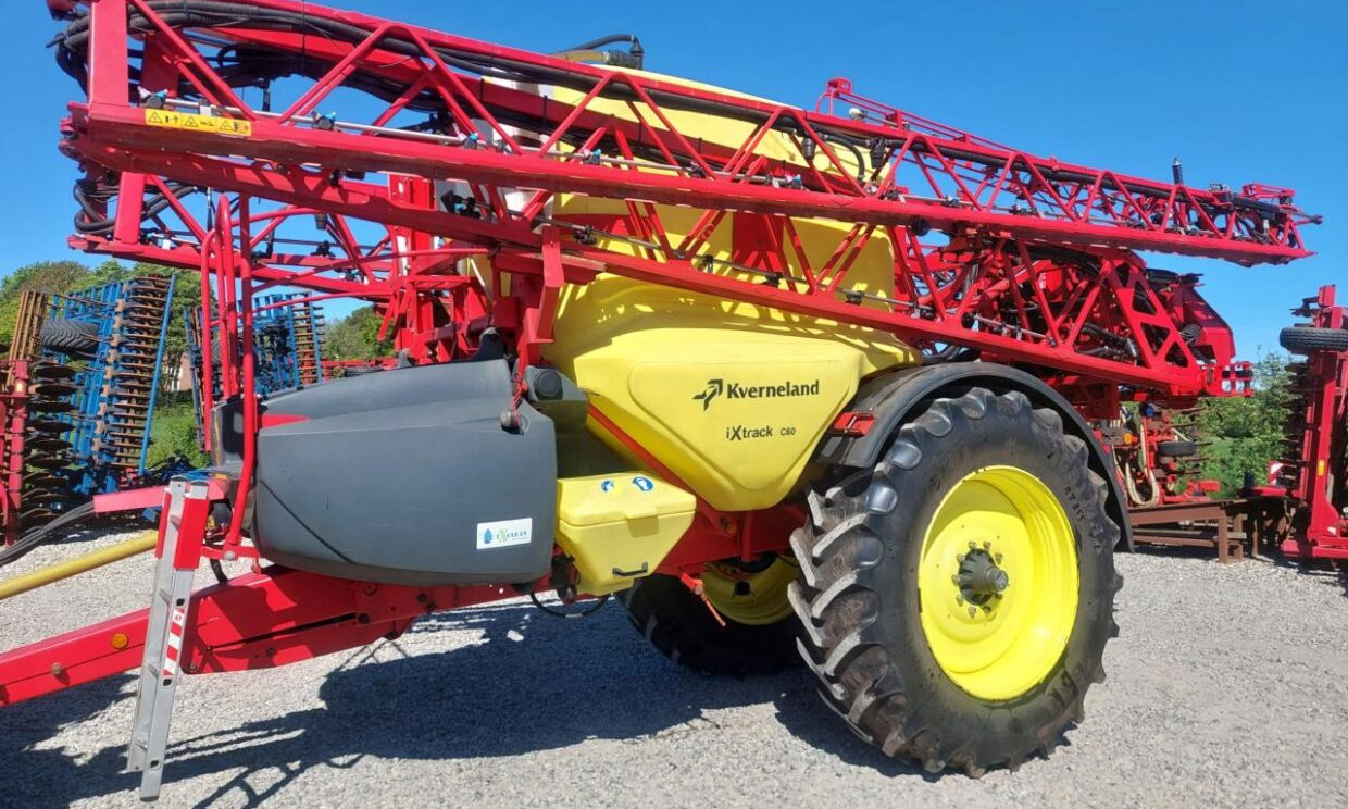 Kverneland IXtrack C60 - 36m - Vontatott permetezők: 3 kép. Kverneland IXtrack C60 - 36m - Vontatott permetezők: 3 kép.