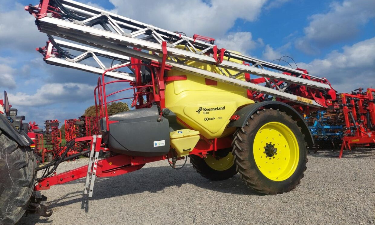 Kverneland Ixtrack C60 - 28m Alubom - Vontatott permetezők: 3 kép. Kverneland Ixtrack C60 - 28m Alubom - Vontatott permetezők: 3 kép.