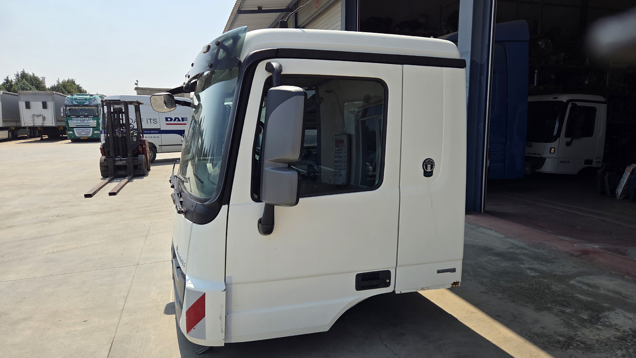 MERCEDES ACTROS MP3 MEDIUM - Fülke: 2 kép. MERCEDES ACTROS MP3 MEDIUM - Fülke: 2 kép.