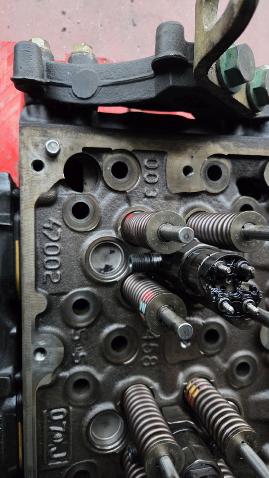 MERCEDES-BENZ OM 470 LA - Motor fej - Teherautó: 3 kép. MERCEDES-BENZ OM 470 LA - Motor fej - Teherautó: 3 kép.