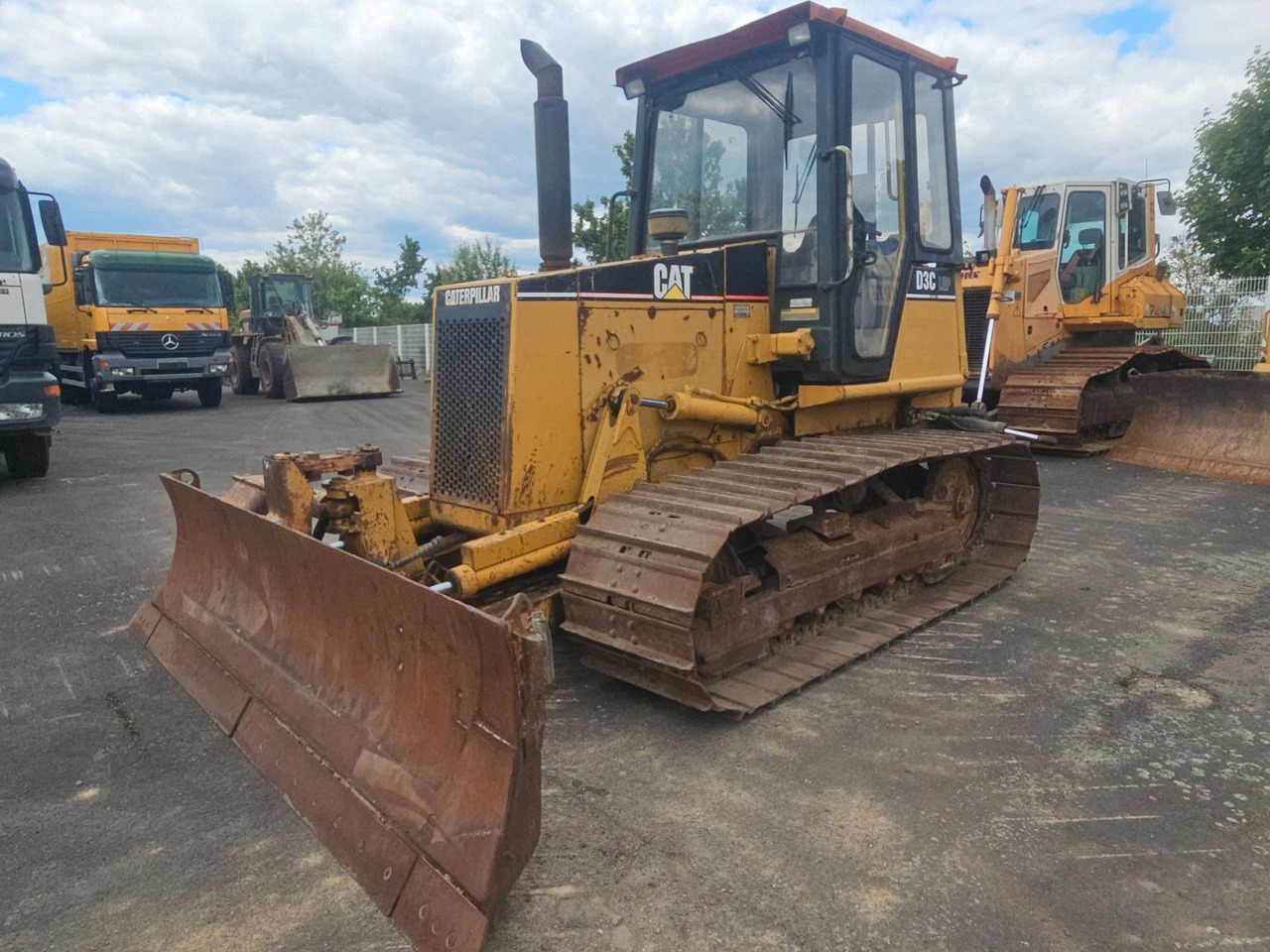 CAT D3C Raupe - Buldózer: 1 kép. CAT D3C Raupe - Buldózer: 1 kép.