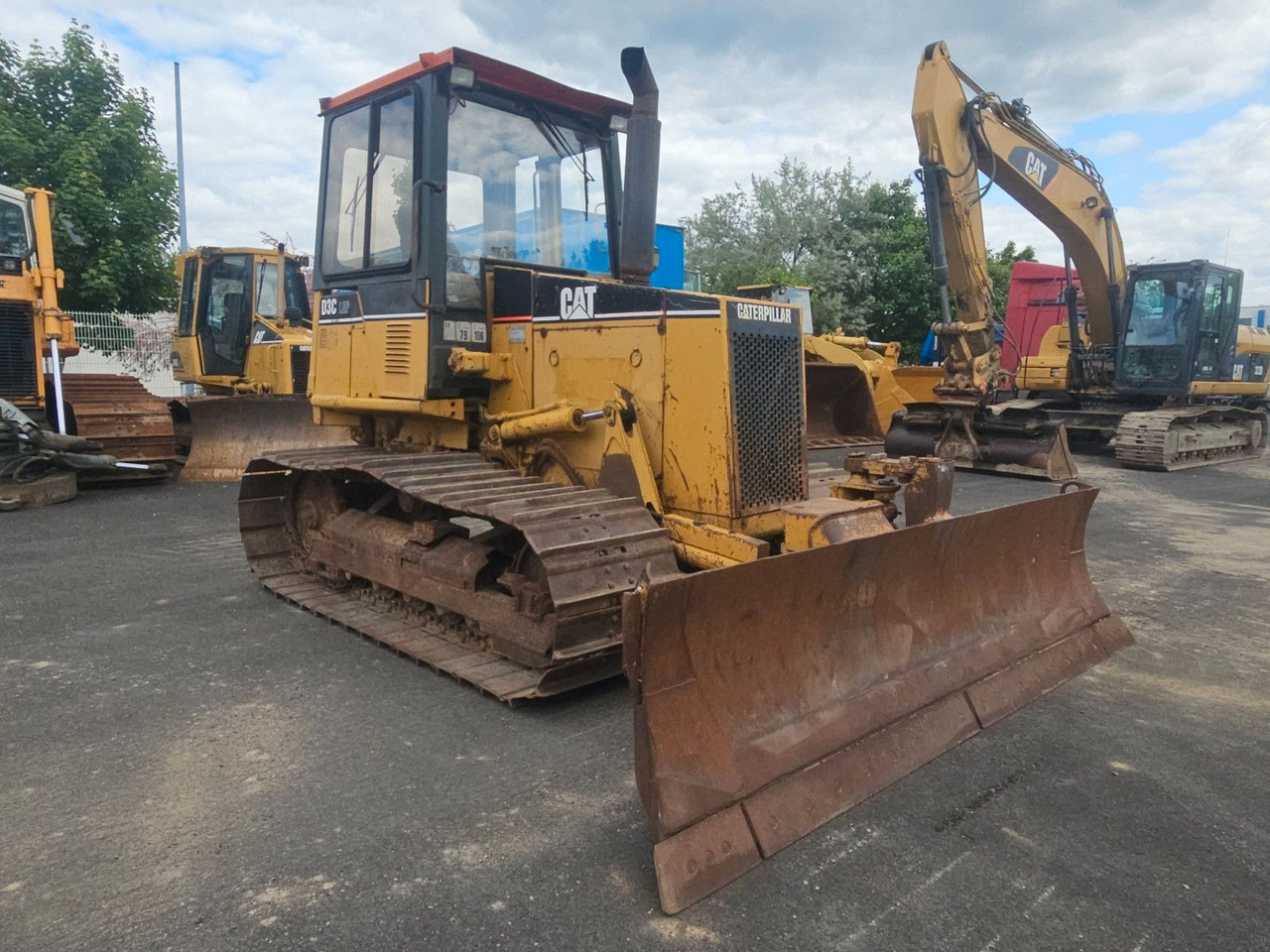 CAT D3C Raupe - Buldózer: 2 kép. CAT D3C Raupe - Buldózer: 2 kép.