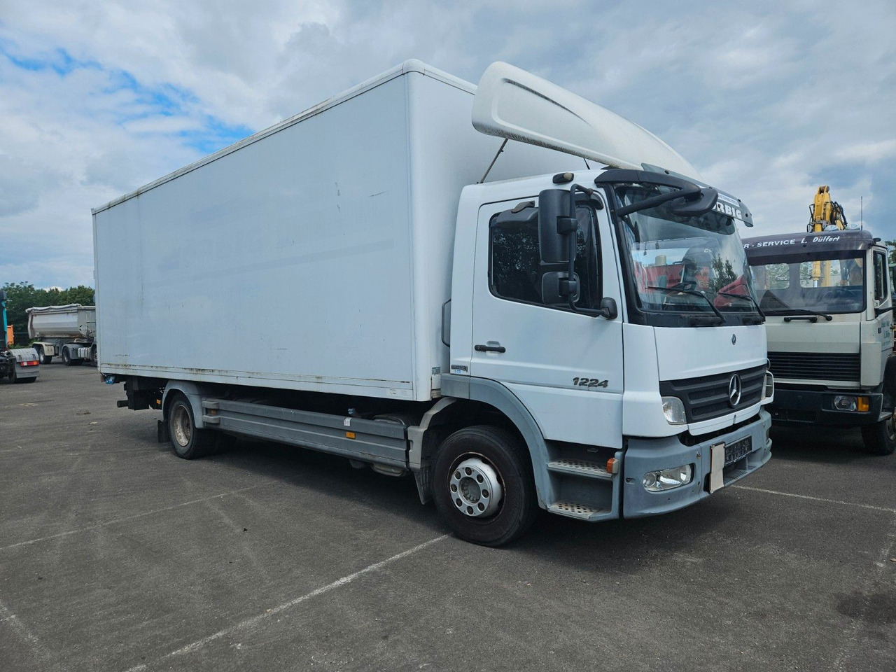 Mercedes-Benz Atego 1224 mit Ladebordwand - Dobozos felépítményű teherautó: 1 kép. Mercedes-Benz Atego 1224 mit Ladebordwand - Dobozos felépítményű teherautó: 1 kép.