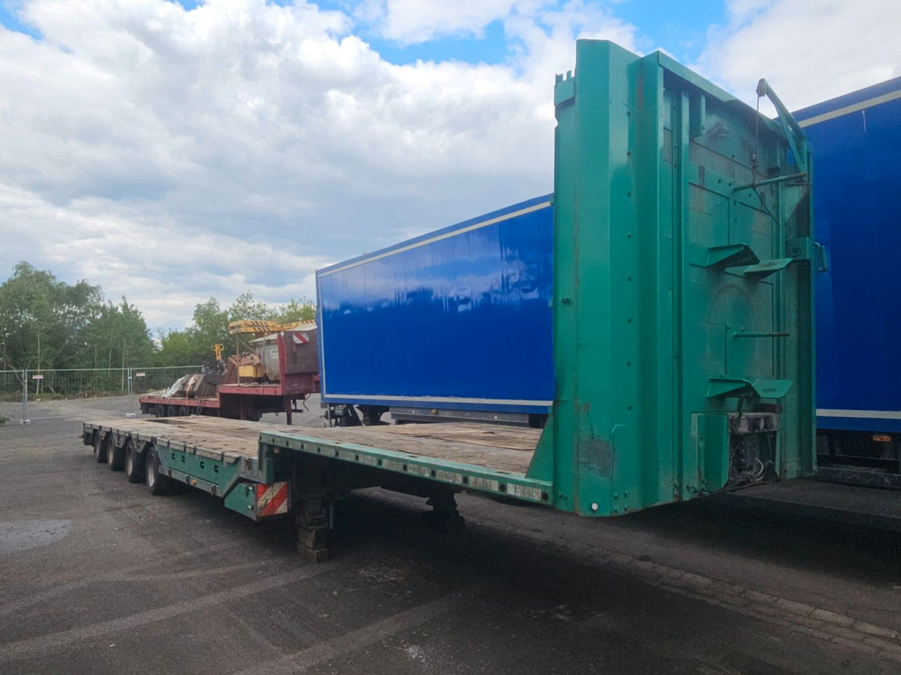 Meusburger MPG-4 Tieflader mit Radmulden 39.5t - Félpótkocsi mélybölcsős: 2 kép. Meusburger MPG-4 Tieflader mit Radmulden 39.5t - Félpótkocsi mélybölcsős: 2 kép.