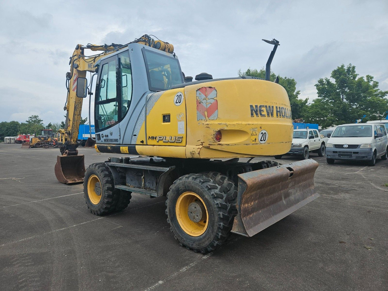 New Holland MH Plus 18t Mobilbagger - Gumikerekes kotró: 2 kép. New Holland MH Plus 18t Mobilbagger - Gumikerekes kotró: 2 kép.