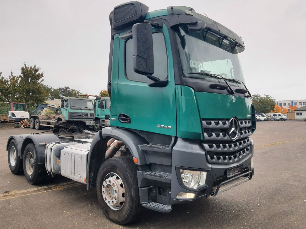 Mercedes-Benz Arocs 3345 6x4 Schwerlast 66t zul ZGG - Nyergesvontató: 2 kép. Mercedes-Benz Arocs 3345 6x4 Schwerlast 66t zul ZGG - Nyergesvontató: 2 kép.
