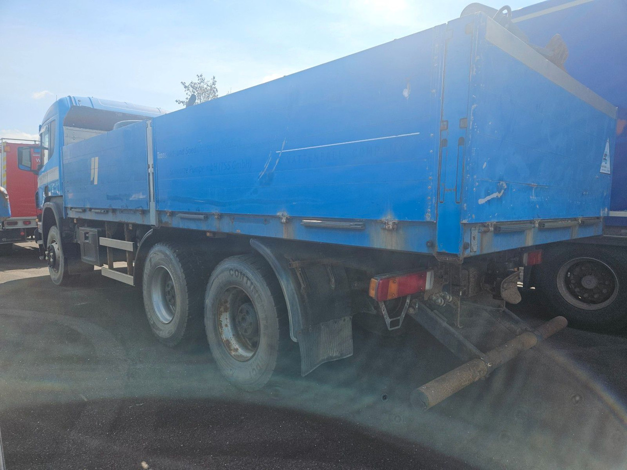 Scania P340 6x6 Pritsche Schaltgetriebe Blatt/Blatt - Platós teherautó: 4 kép. Scania P340 6x6 Pritsche Schaltgetriebe Blatt/Blatt - Platós teherautó: 4 kép.