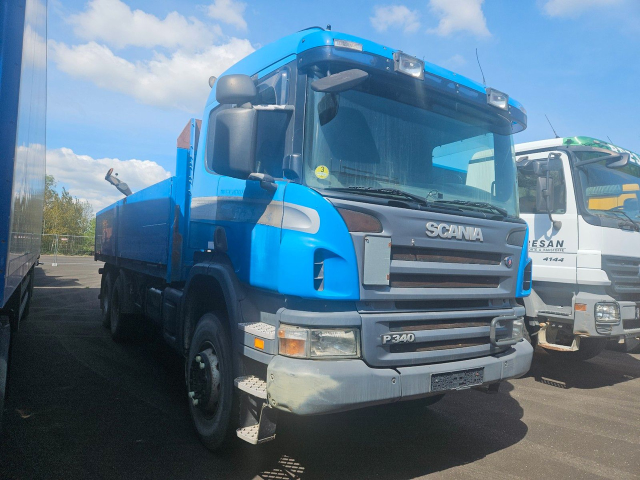 Scania P340 6x6 Pritsche Schaltgetriebe Blatt/Blatt - Platós teherautó: 2 kép. Scania P340 6x6 Pritsche Schaltgetriebe Blatt/Blatt - Platós teherautó: 2 kép.
