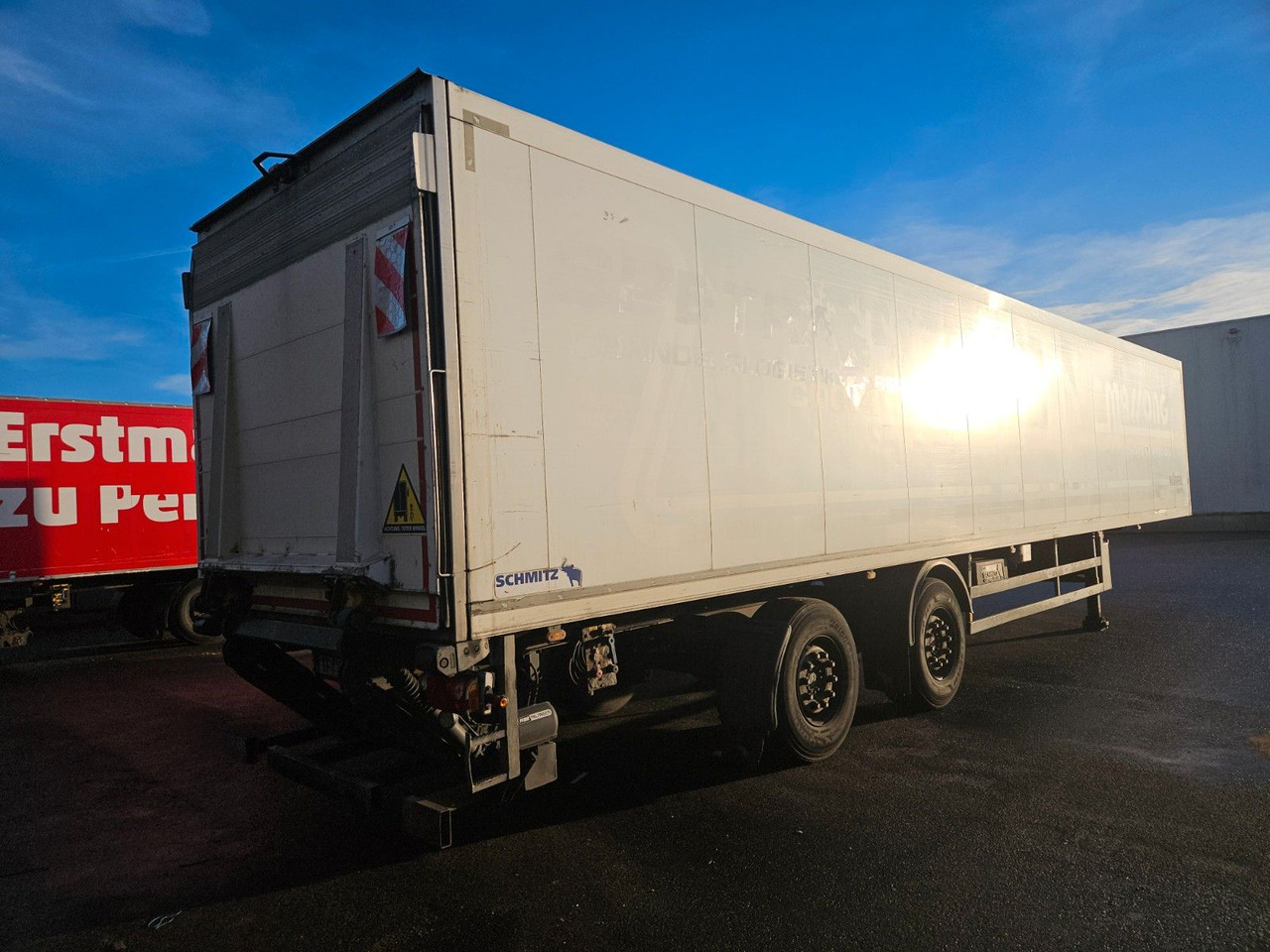 Schmitz Cargobull SKO 20 mit LBW ohne Kühlaggregat - Félpótkocsi dobozos: 2 kép. Schmitz Cargobull SKO 20 mit LBW ohne Kühlaggregat - Félpótkocsi dobozos: 2 kép.