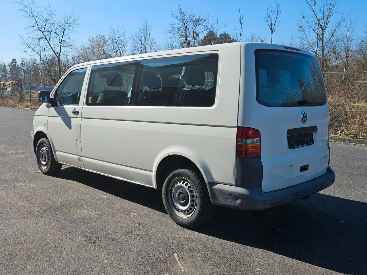 Volkswagen T5 9 Sitzer lang - Kisbusz: 2 kép. Volkswagen T5 9 Sitzer lang - Kisbusz: 2 kép.