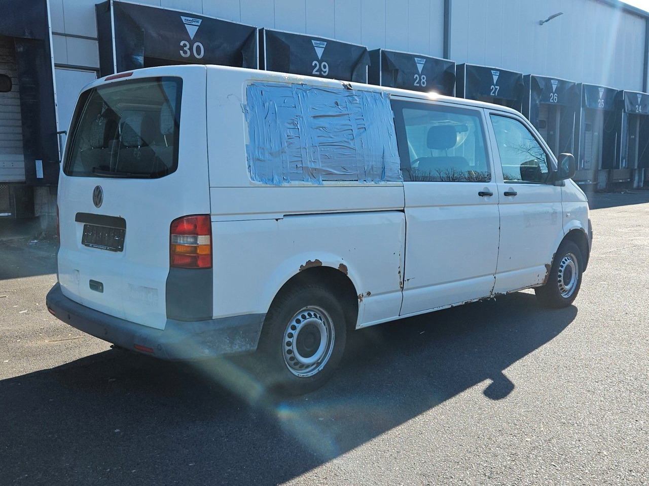 Volkswagen T5 9 Sitzer lang - Kisbusz: 3 kép. Volkswagen T5 9 Sitzer lang - Kisbusz: 3 kép.