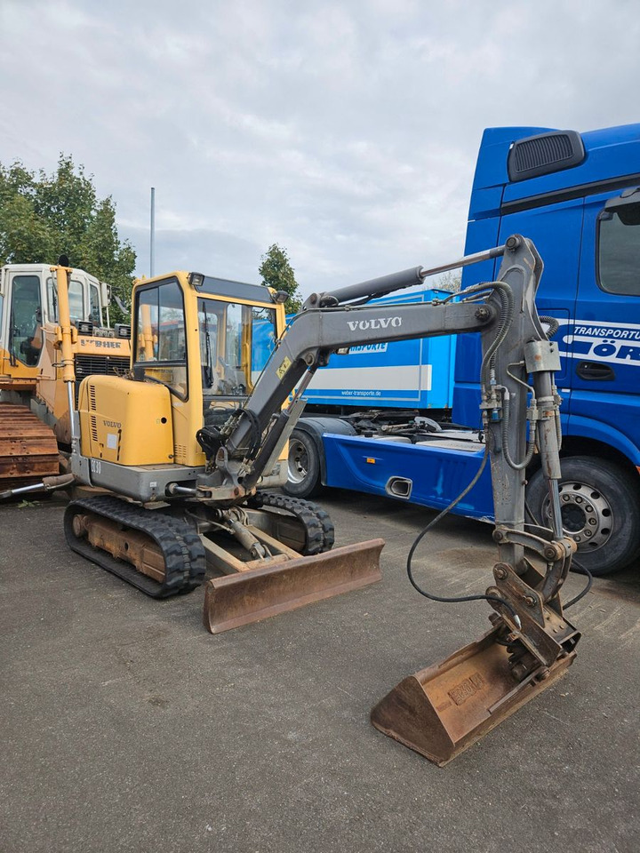 Volvo EC30 Minibagger - Minikotró: 1 kép. Volvo EC30 Minibagger - Minikotró: 1 kép.