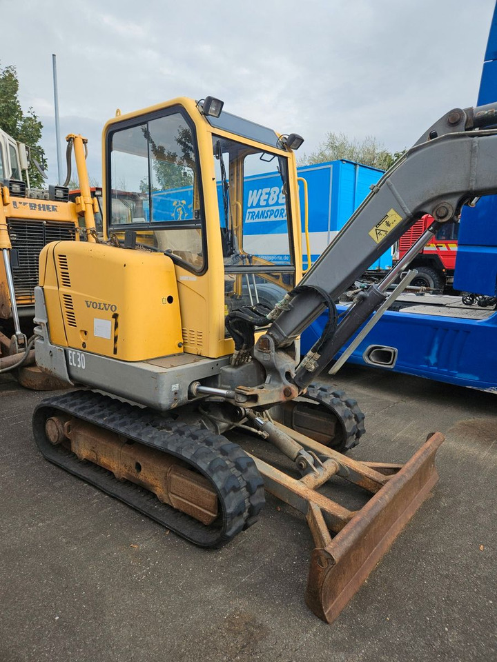Volvo EC30 Minibagger - Minikotró: 4 kép. Volvo EC30 Minibagger - Minikotró: 4 kép.
