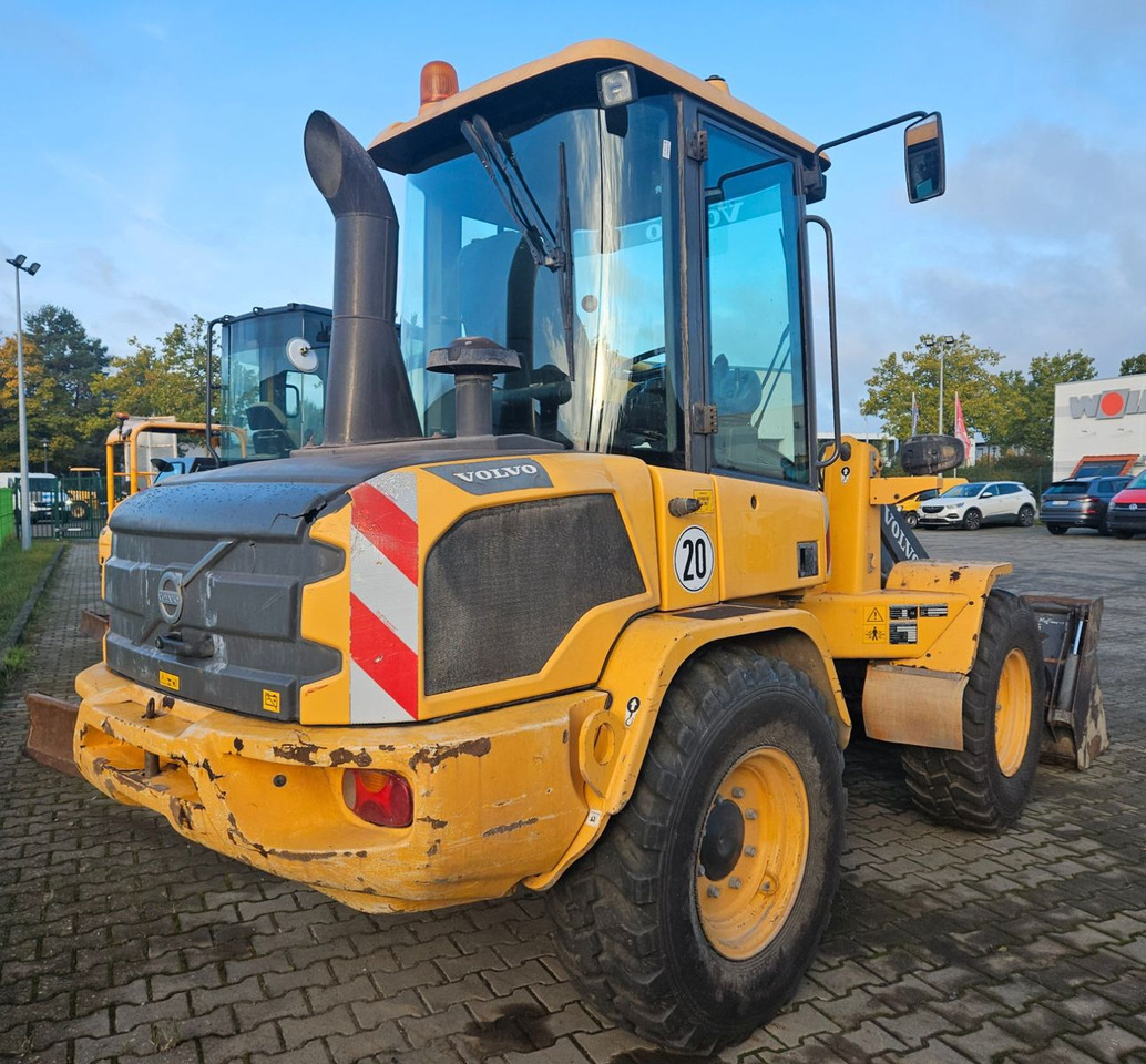 Volvo L30G Radlader mit Klappschaufel - Gumikerekes homlokrakodó: 3 kép. Volvo L30G Radlader mit Klappschaufel - Gumikerekes homlokrakodó: 3 kép.