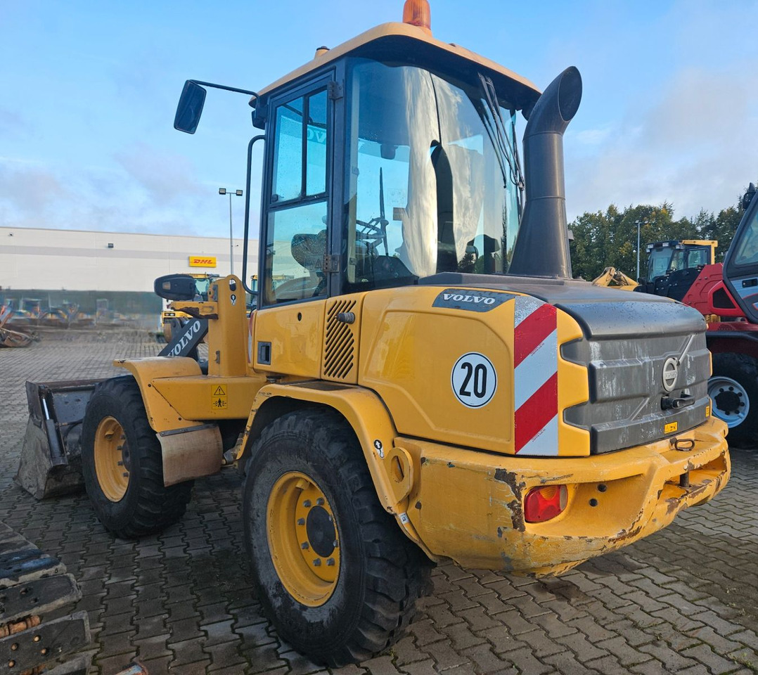 Volvo L30G Radlader mit Klappschaufel - Gumikerekes homlokrakodó: 2 kép. Volvo L30G Radlader mit Klappschaufel - Gumikerekes homlokrakodó: 2 kép.