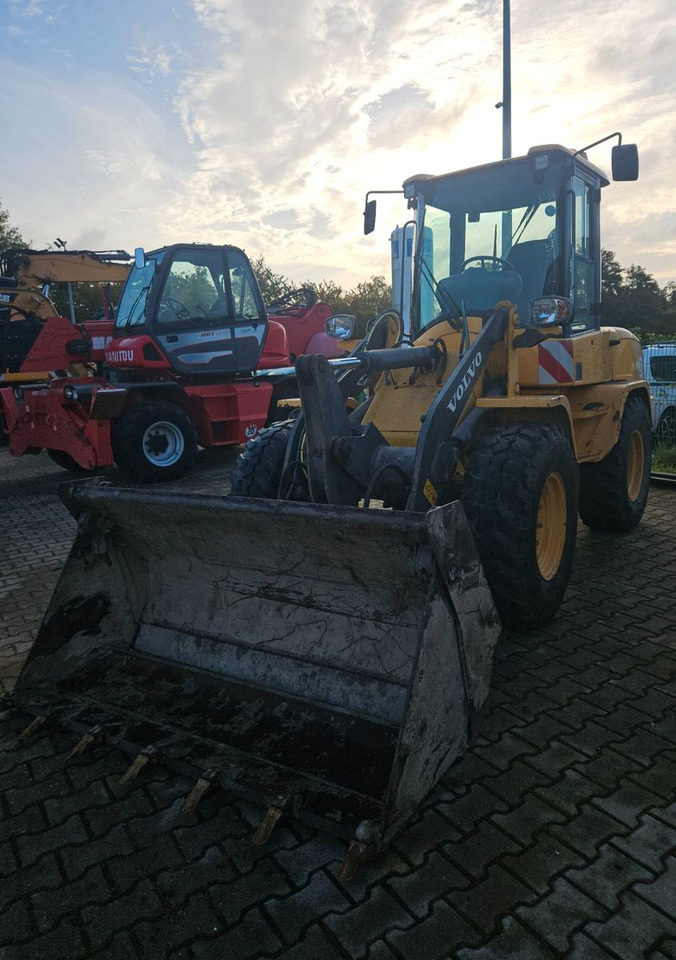 Volvo L30G Radlader mit Klappschaufel - Gumikerekes homlokrakodó: 4 kép. Volvo L30G Radlader mit Klappschaufel - Gumikerekes homlokrakodó: 4 kép.