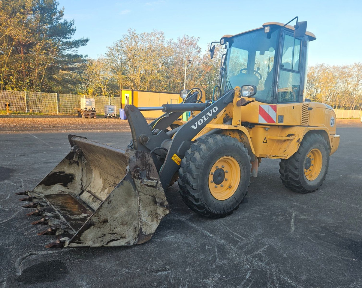Volvo L30G Radlader mit Klappschaufel - Gumikerekes homlokrakodó: 1 kép. Volvo L30G Radlader mit Klappschaufel - Gumikerekes homlokrakodó: 1 kép.