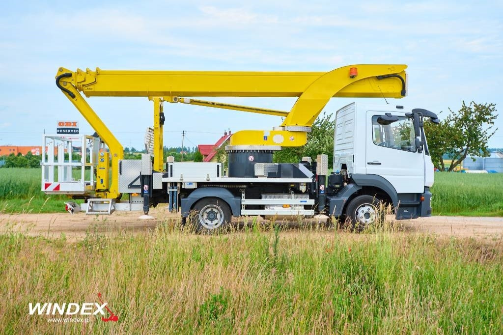 Palfinger P 300 KS - Emelőkosaras teherautó: 2 kép. Palfinger P 300 KS - Emelőkosaras teherautó: 2 kép.