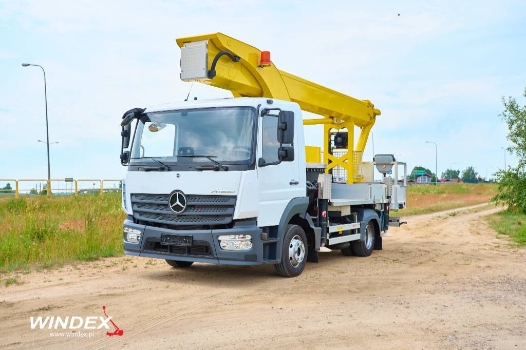 Palfinger P 300 KS - Emelőkosaras teherautó: 1 kép. Palfinger P 300 KS - Emelőkosaras teherautó: 1 kép.